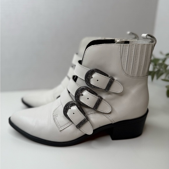 Steve Madden Bark White Leather Belted Ankle Booties Size 7.5M Streetwear Moto - Picture 8 of 15